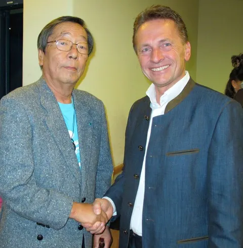 Franz Zimmermann schüttelt Masaru Emoto die Hand